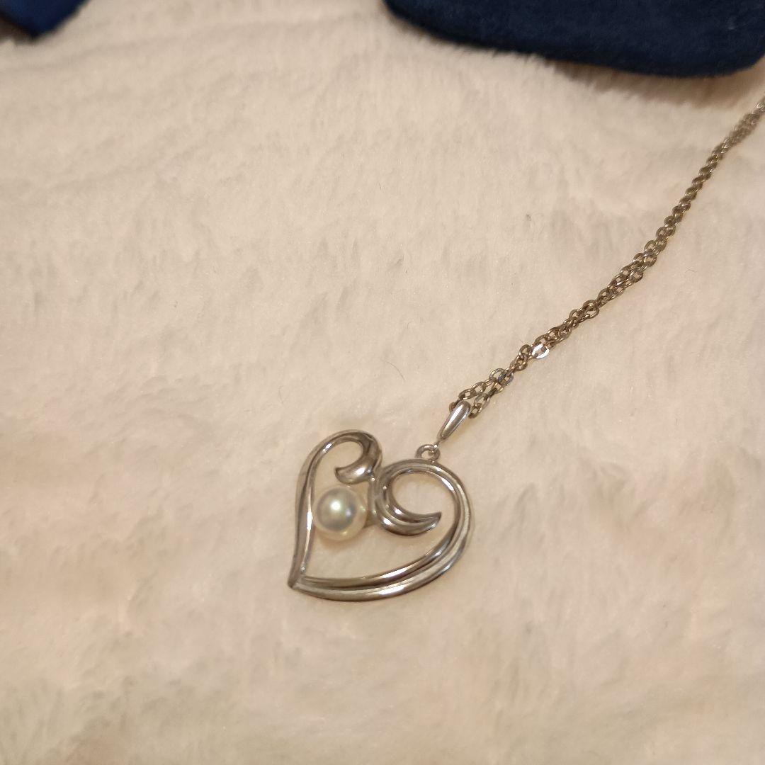 MIKIMOTO heart-shaped silver necklace adorned with a pearl and includes a dedicated pouch