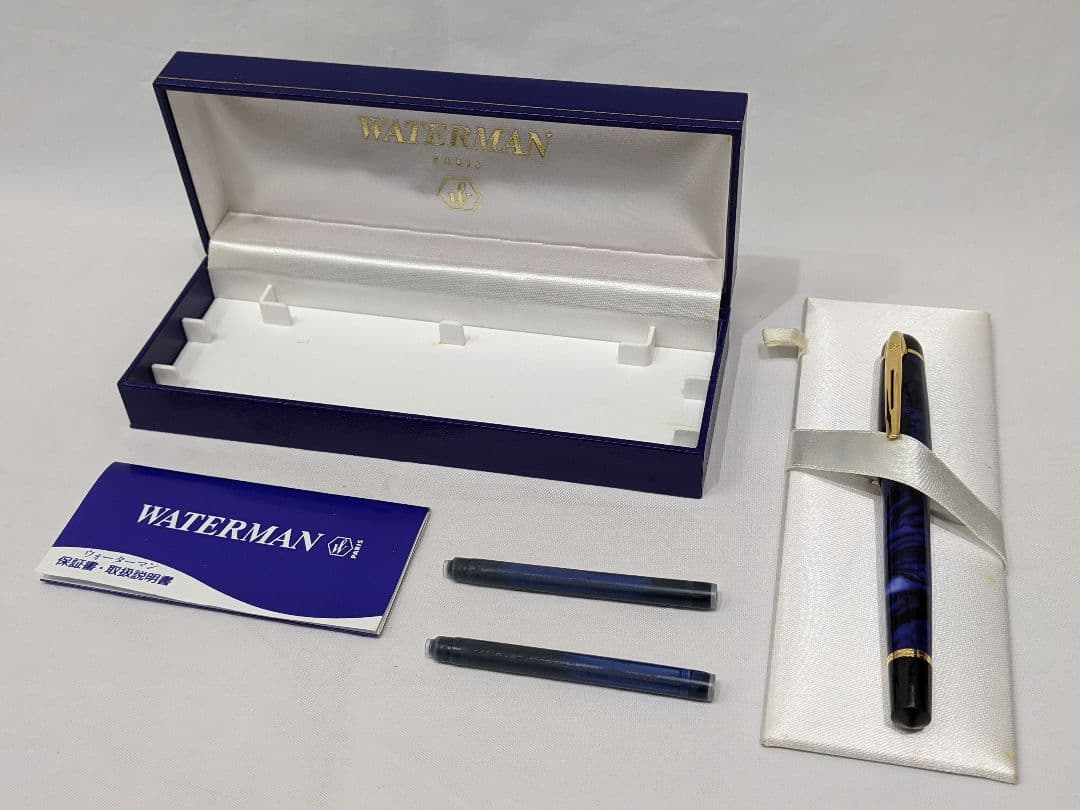 WATERMAN Philéas fountain pen with blue marble finish and gold trim displayed next to its dedicated case