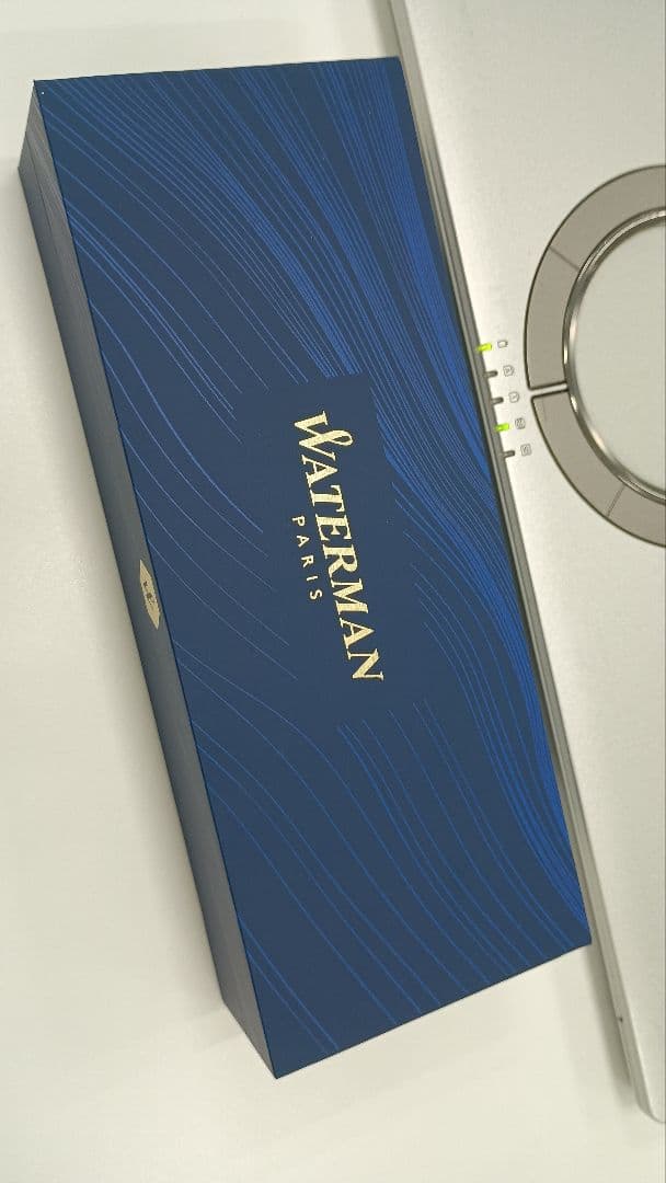 Waterman Stand Along Conplex white metal pen with simple elegant design and dedicated case
