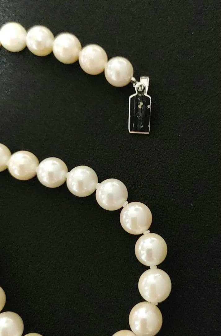 Akoya pearl necklace featuring 8-8.5mm pearls and a charm on a 45cm chain displayed on white background