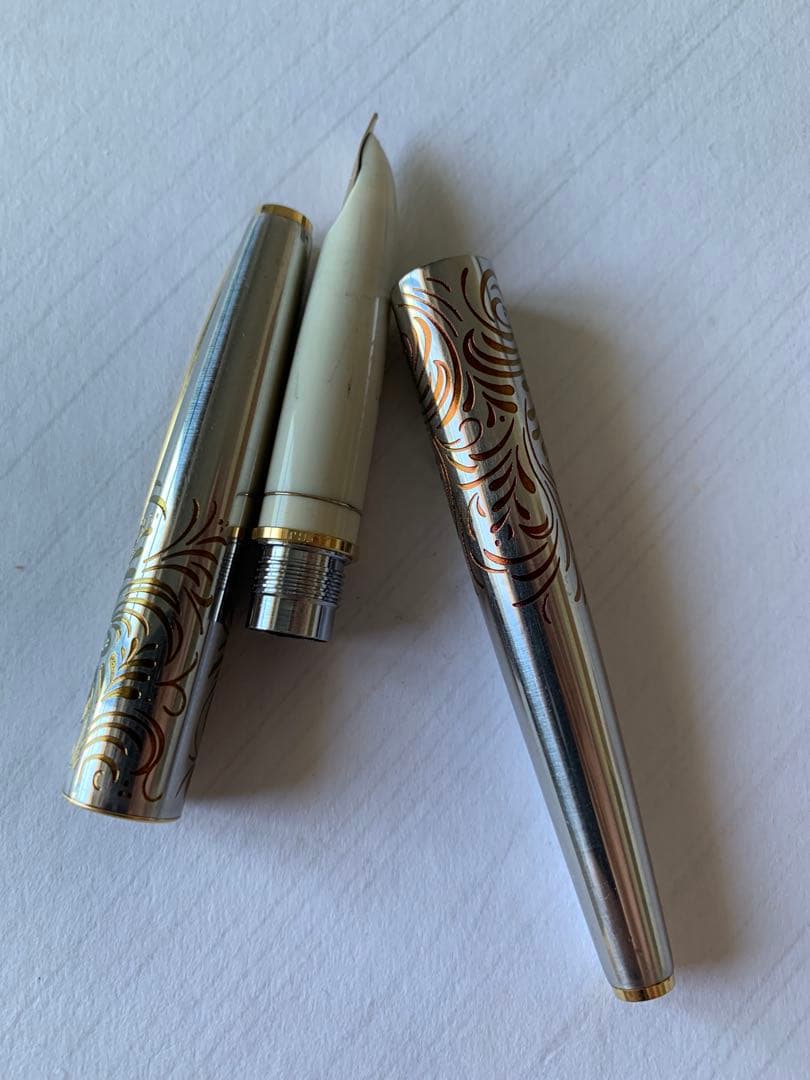 Pilot Lady Karakusa fountain pen 1970s model with 18k750 nib showing grip stained area