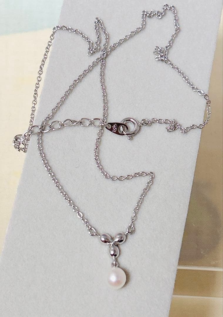 Tasaki Akoya pearl necklace with round pearls on a silver chain
