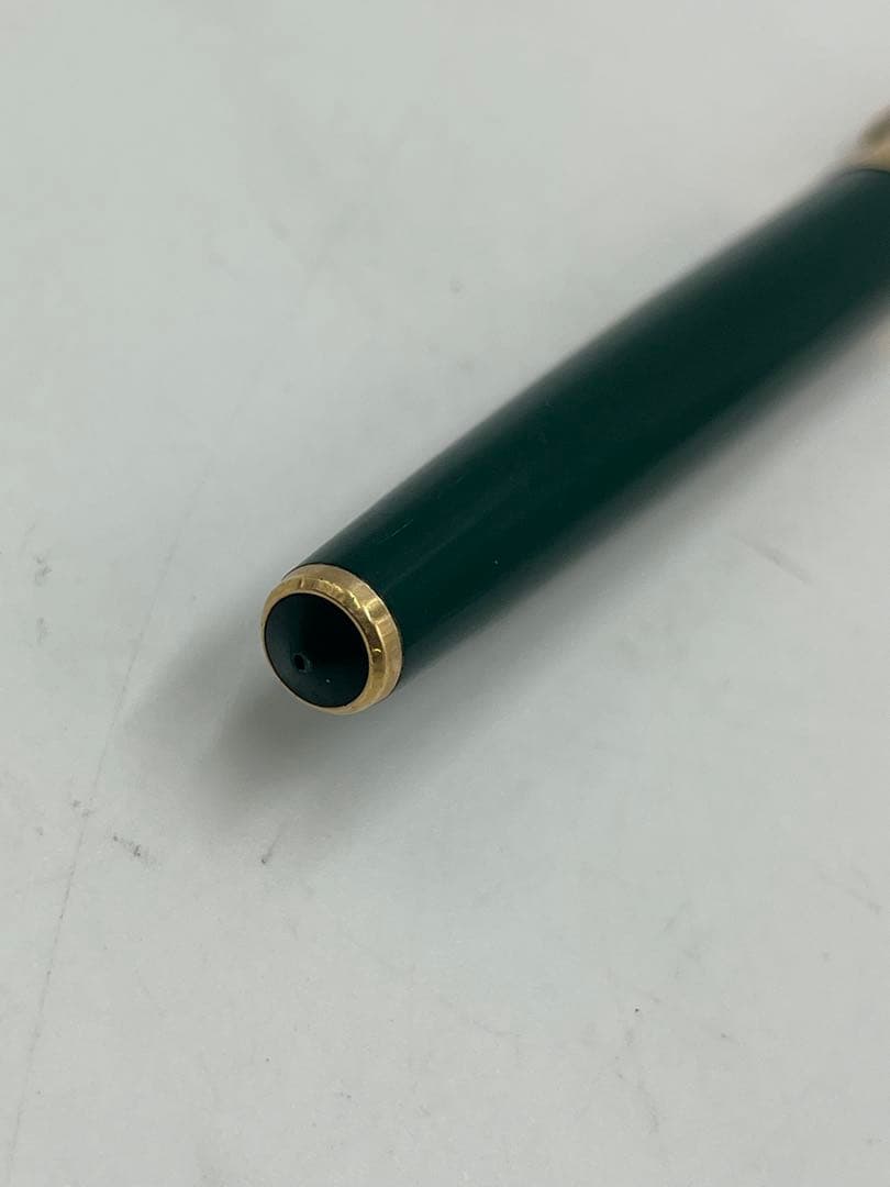 PILOT vintage fountain pen made of 14K green gold displayed on white background