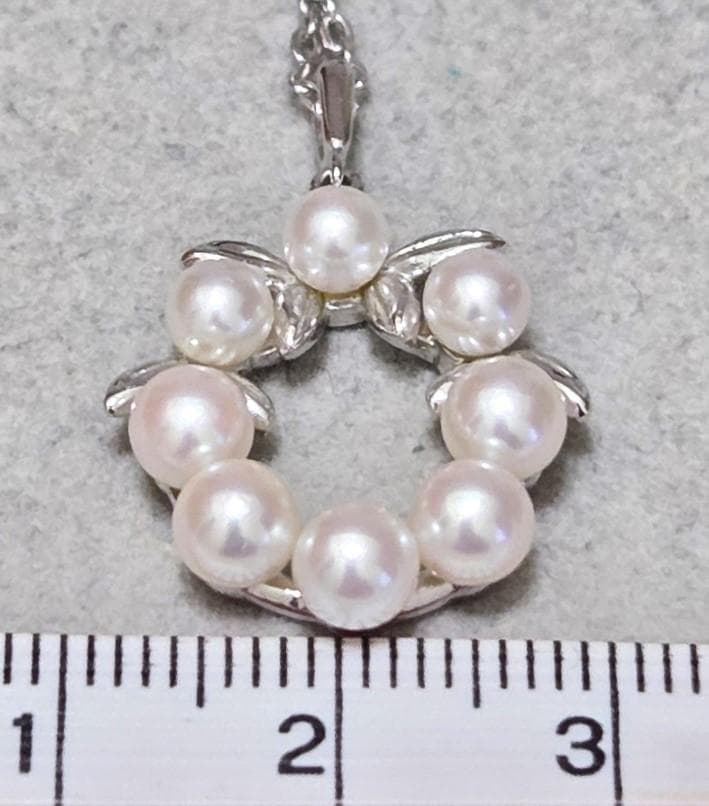Mikimoto Lease Akoya Pearl necklace with 8 pearls on a 40cm silver chain, model 43622