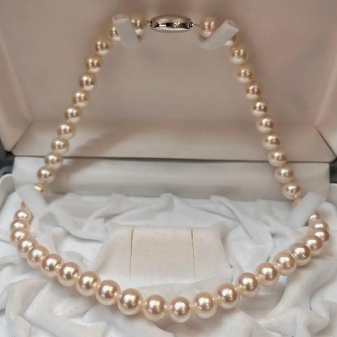 Akoya pearl necklace with white pearls sized 8.6 to 9.0mm and silver metal clasp on a white background