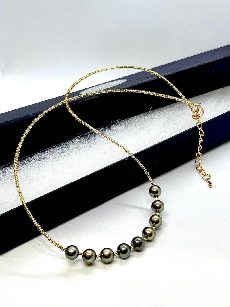 Akoya pearl necklace with peacock green pearls and K18 Italian gold leaf accents, 45-50 cm length