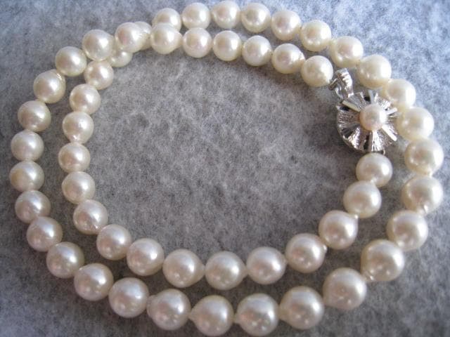 Akoya pearl necklace featuring 7.0 to 7.5mm pearls with silver fittings, 43cm length