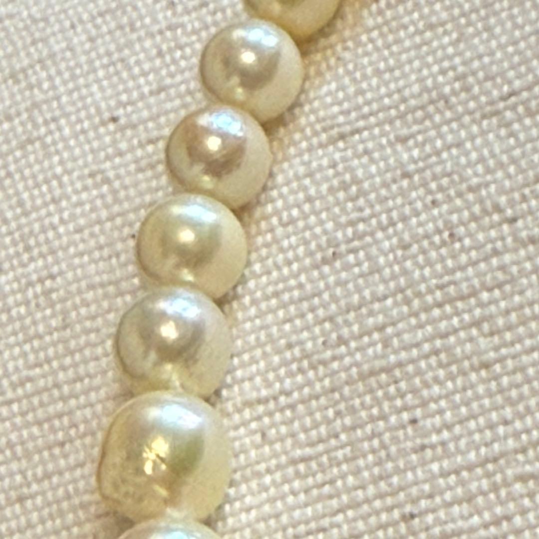 Akoya pearl choker necklace with white to yellow pearls, irregular shapes, 39 cm length, and larger center pearl