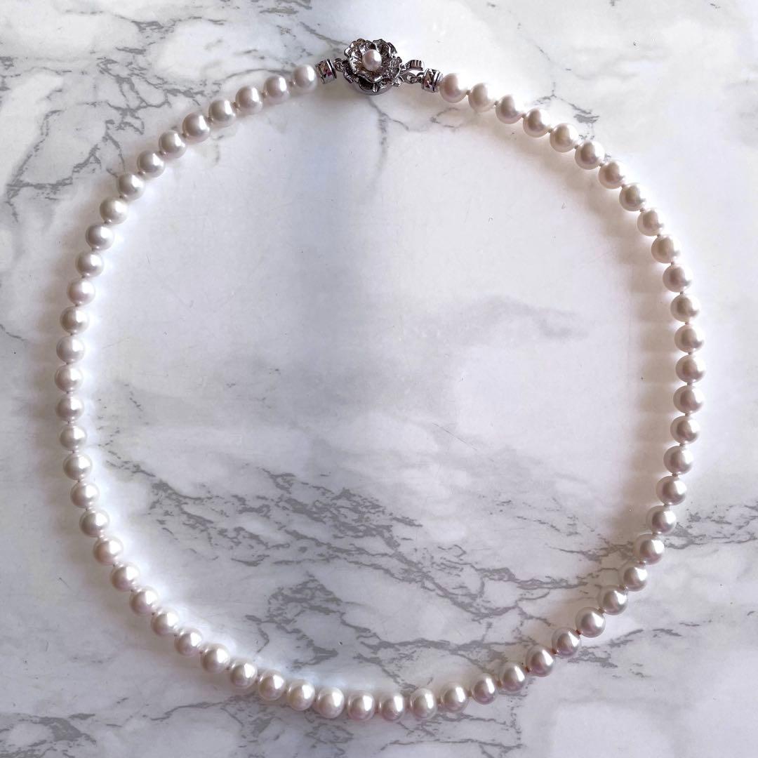 Akoya pearl necklace with white pearls 6.5-7.0 mm and silver clasp showing pink-green interference color