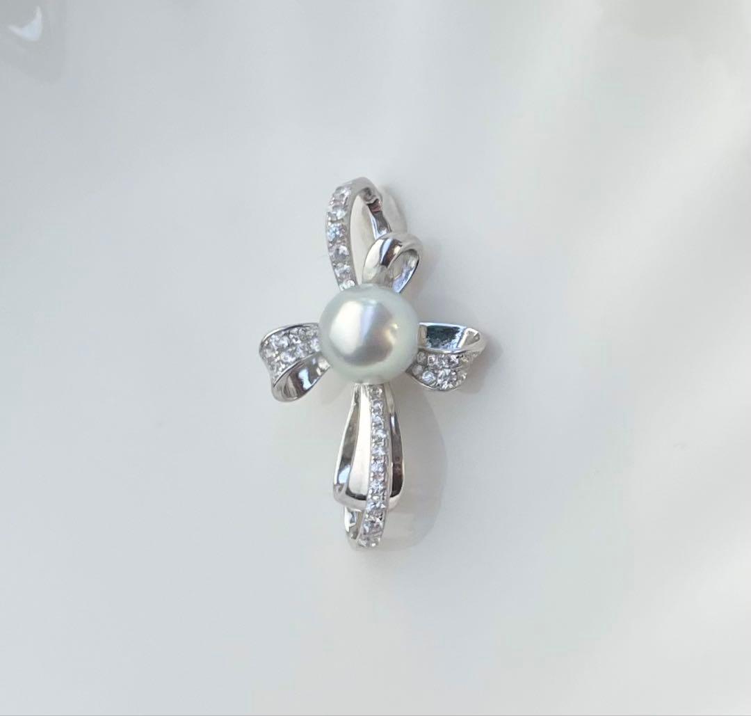 White pearl pendant with bluish tone S925 silver and K18 finish showing strong luster and minor surface indentations
