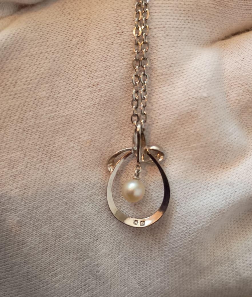 Mikimoto necklace with pearls measuring approximately 22 centimeters in total length