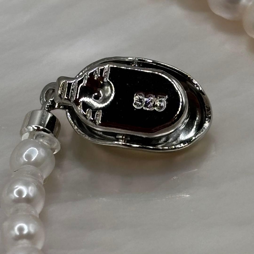 Akoya pearl baby pearl baroque necklace with white pink pearls and 925 clasp on white background