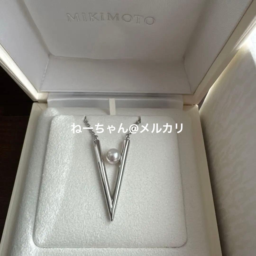 MIKIMOTO V Code silver pendant displayed with box, ribbon, and shop card