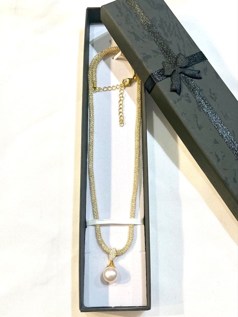 Akoya pearl single necklace with 8mm pearl and gold crystal mesh chain pendant with stone decoration