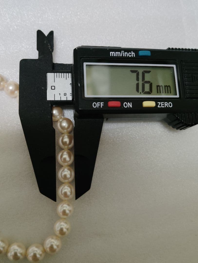 Akoya pearl necklace with 7.5mm pearls measuring 21cm in length and weighing 28 grams