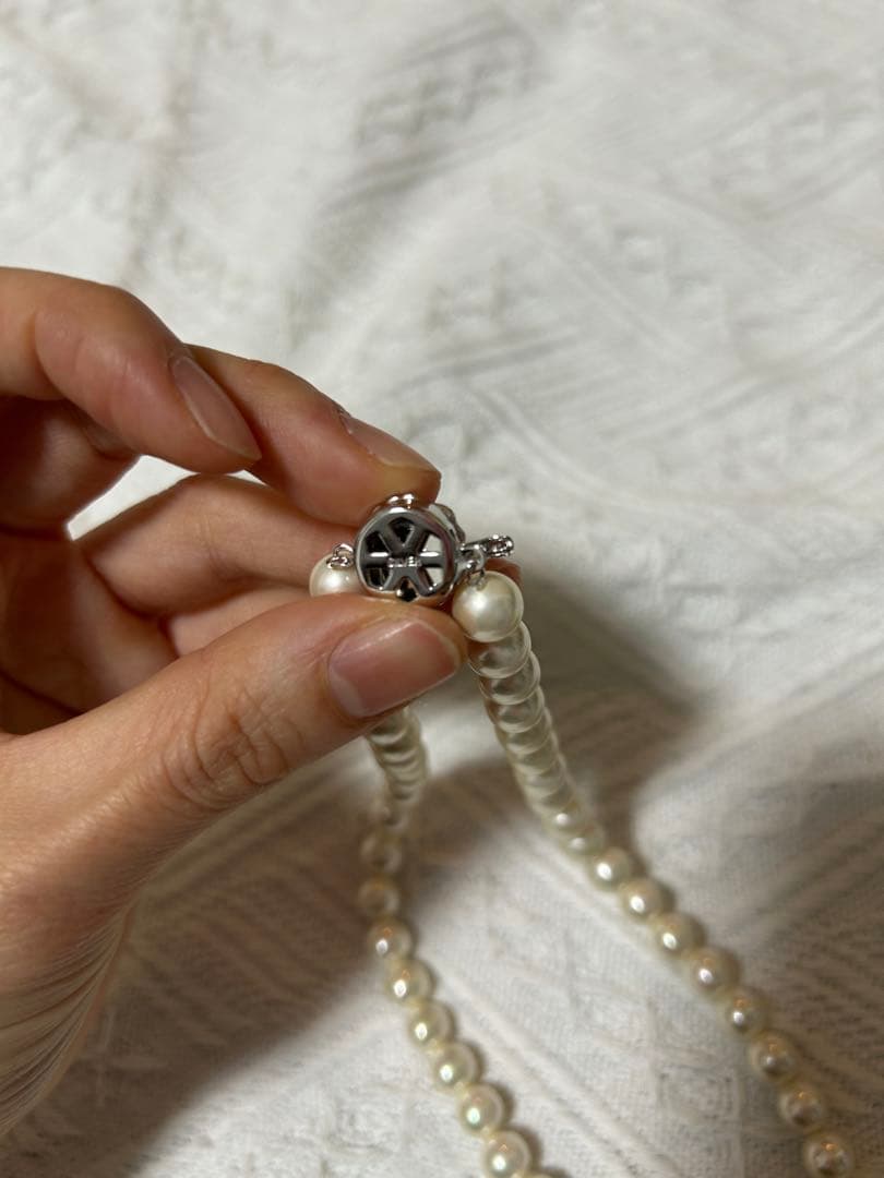 Akoya pearl necklace 44 cm long with silver decorative clasp and 6.5-7 mm pearls on white background