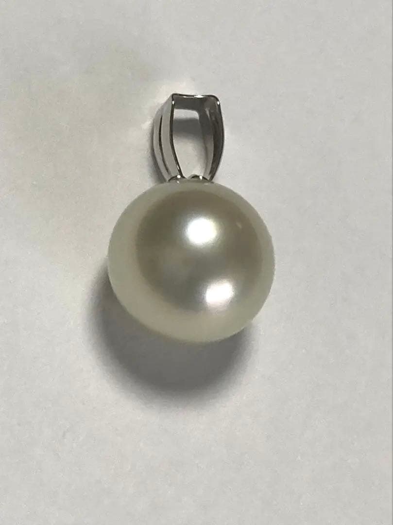 Akoya pearl pendant top 9.3 to 9.5 mm white pearl with pink and blue tones and high luster