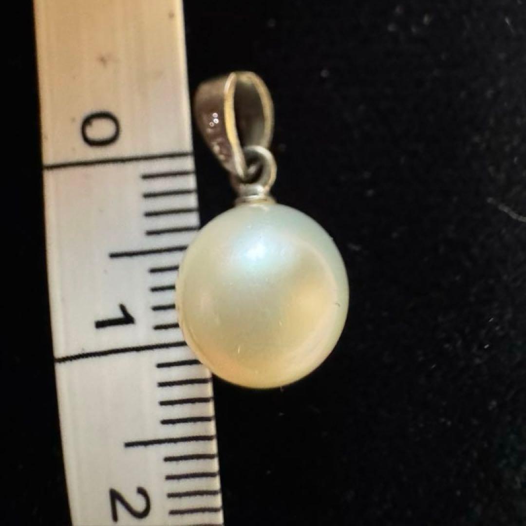 Mikimoto Akoya pearl pendant bed featuring a lustrous pearl set in a delicate pendant frame
