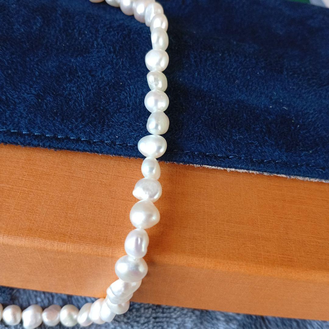 Agat freshwater pearl necklace and baroque bracelet set displayed on white background