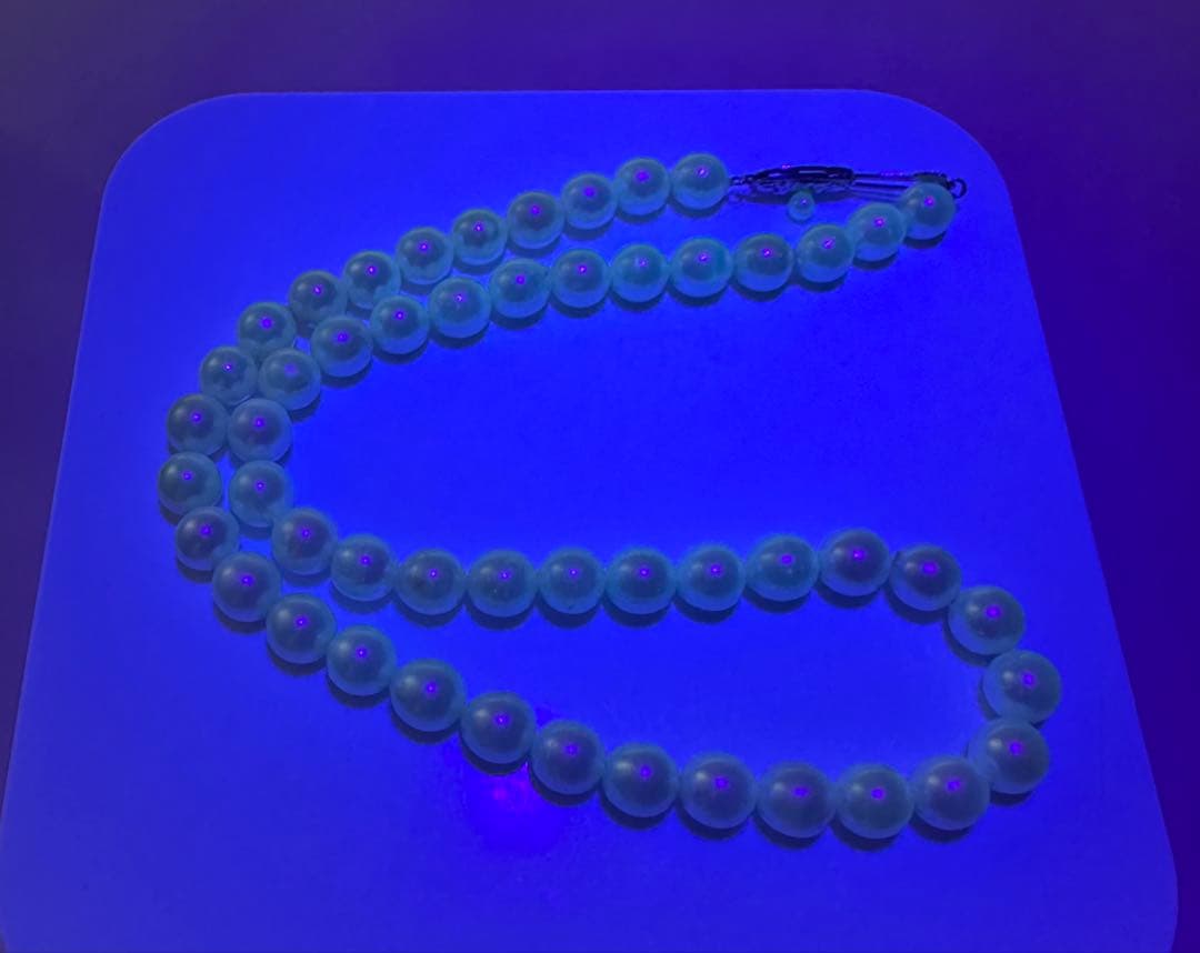 Akoya pearl necklace 7.5-8mm with silver clasp displayed with certificate and case