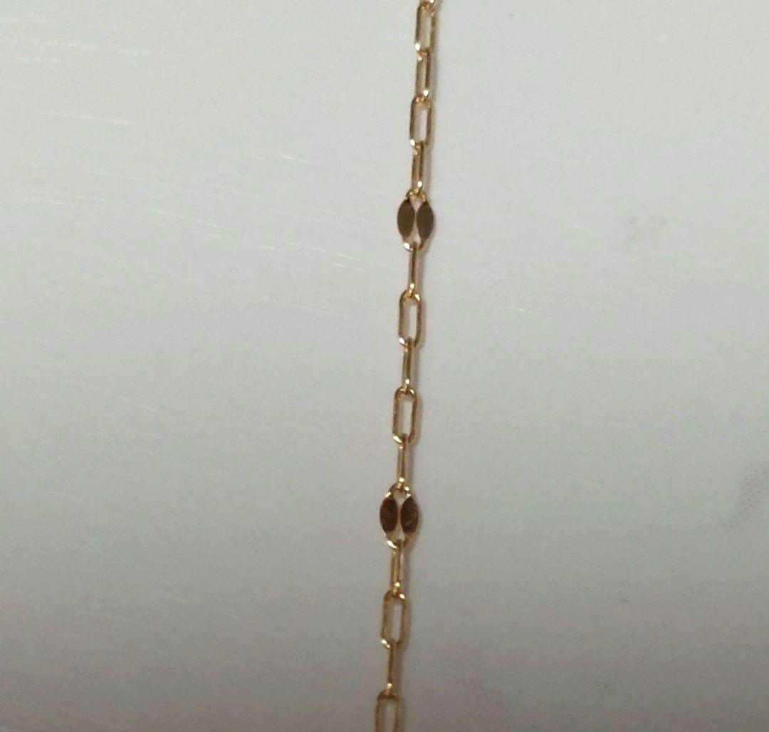 18-karat gold necklace 80cm long with a stylish top pendant on a white background