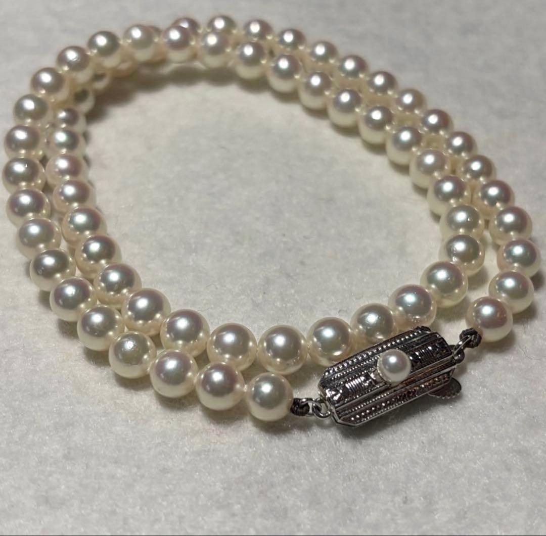 Mikimoto Akoya pearl necklace with 5.5 to 5.9mm pearls, 38cm length, silver clasp, displayed with genuine case