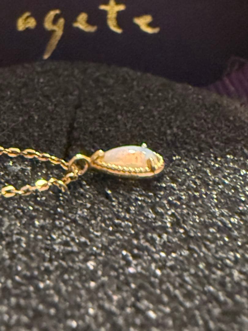 agete K10 gold necklace featuring a glowing opal pendant on a delicate chain