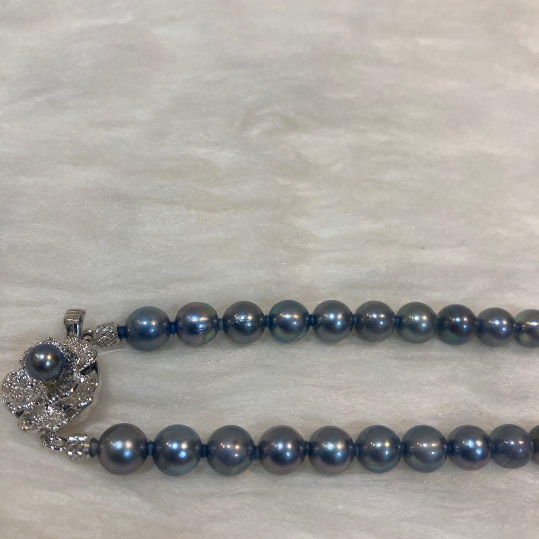 Gray Akoya pearl necklace approximately 43cm long with 6.5-6.9mm pearls and silver clasp