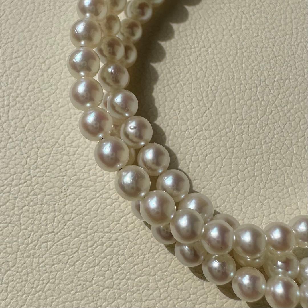 K18 Akoya baby pearl necklace with 3.0-3.5mm pearls and 42 cm length on white background