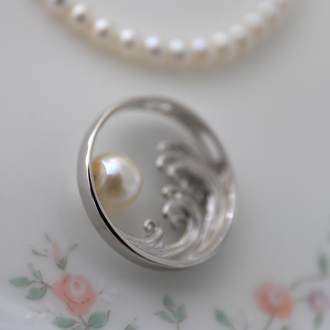 Akoya pearl pendant necklace with The Great Wave Off Kanagawa design in S925 silver, pendant top only