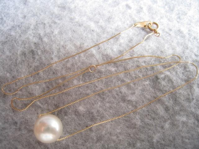 Law Akoya pearl necklace featuring 8.4mm Tenkoyan pearl on 40cm 10K yellow gold chain