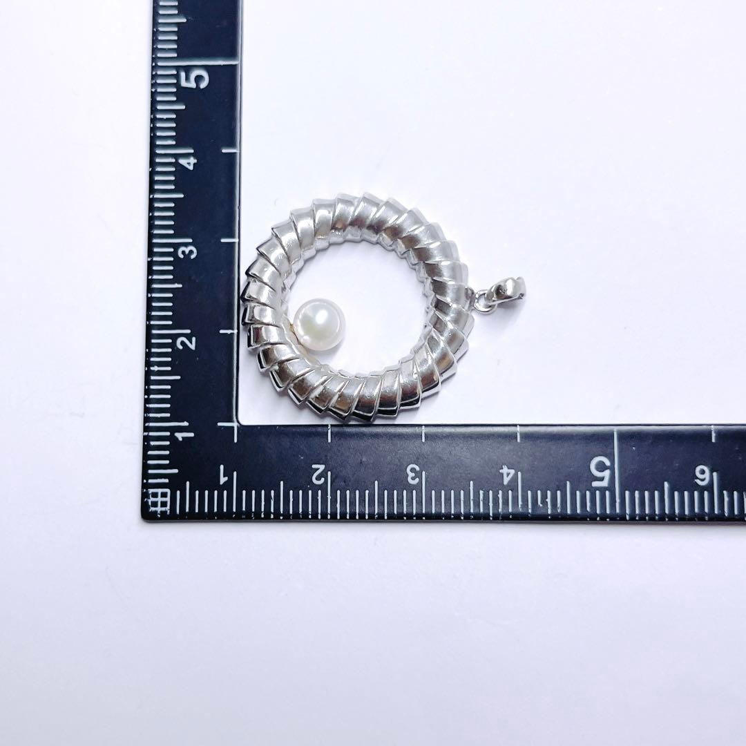 Mikimoto silver necklace pendant top featuring a 5.5mm white pearl with silver chain