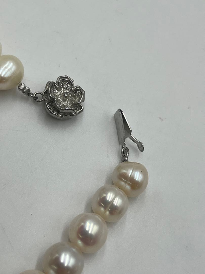 Akoya pearl necklace with genuine pearls measuring 0.8-1.2cm on a 43cm strand