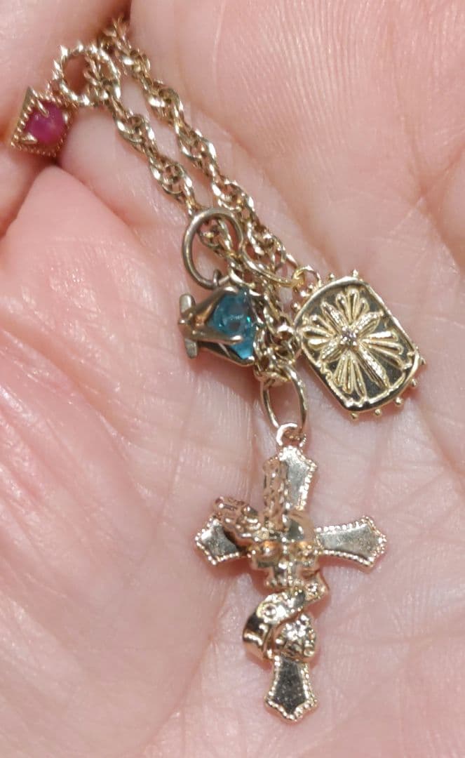 Aggatte 10 K cross charm pendant made of 10 karat gold in a simple elegant design