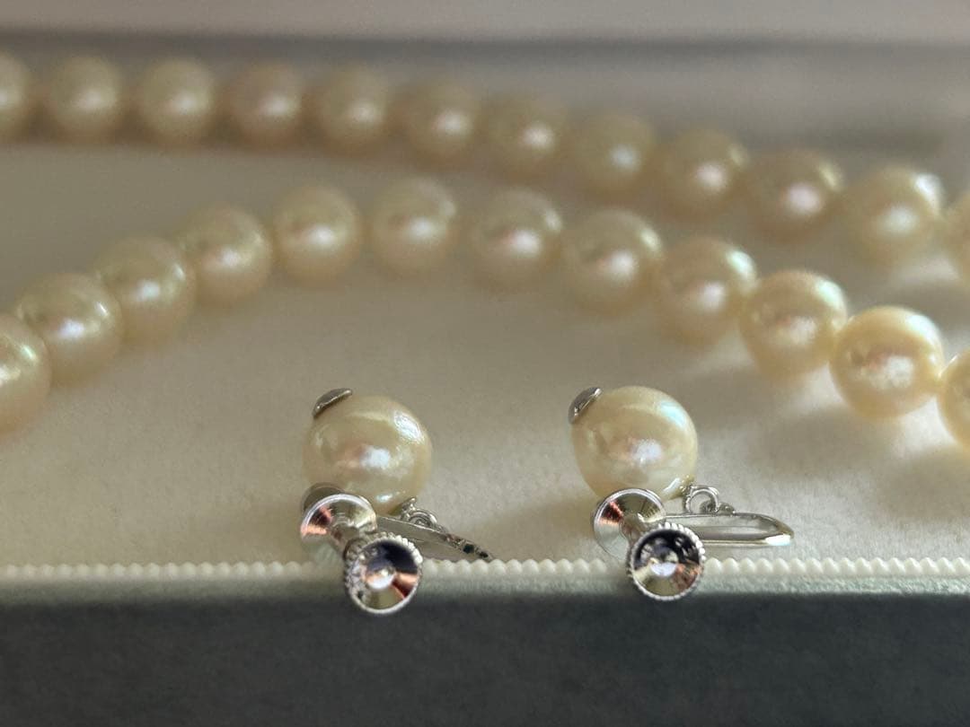 Akoya pearl necklace and matching earrings with silver clasp and certification sheet