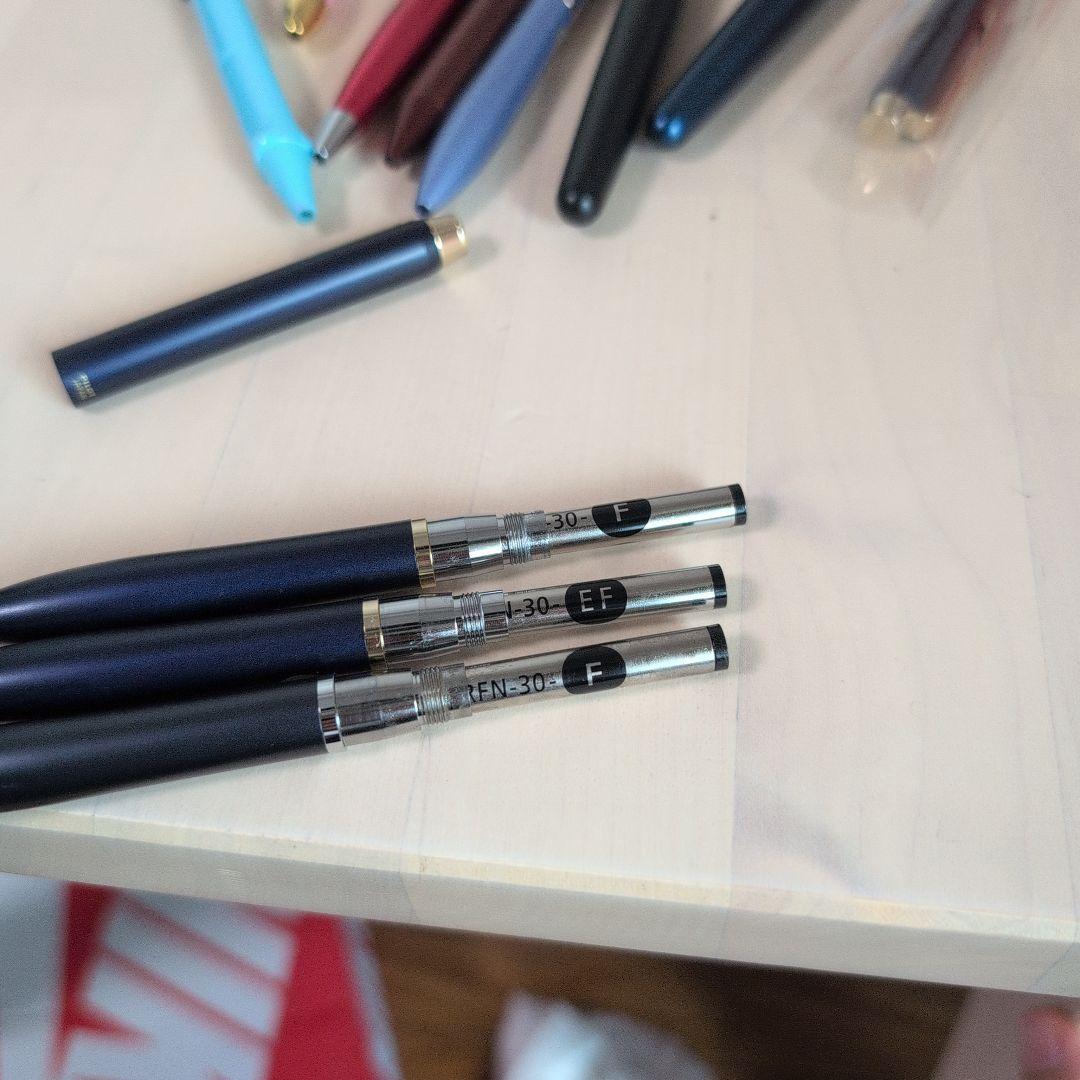 Pilot Drive 3-piece stationery set showing one pen with cover and two pens without covers