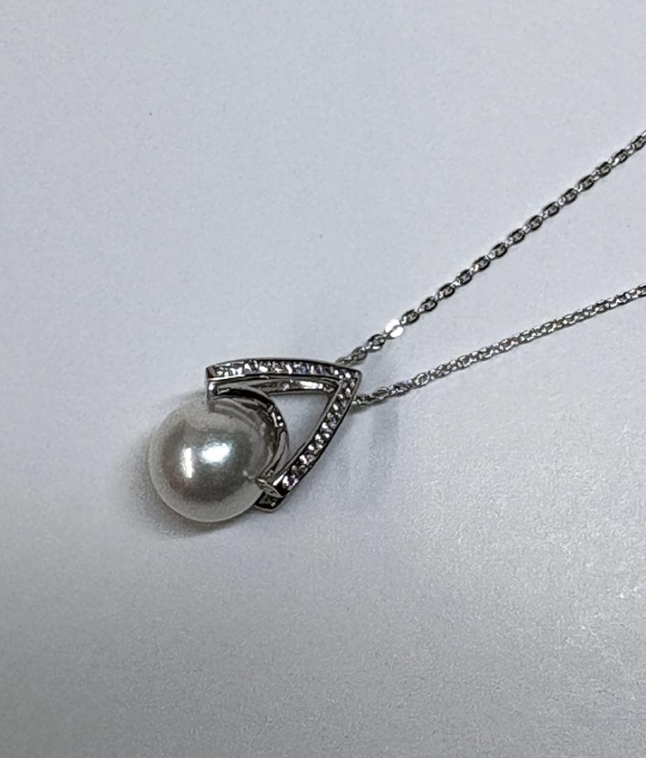 Akoya pearl silver pendant with 8mm white-green pearl, 21 zircon stones, and 40cm silver chain
