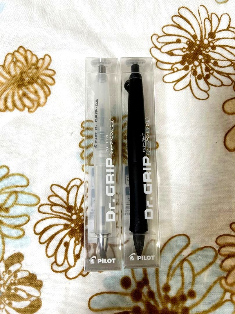 PILOT DoctorGrip Limited Relaxing pen in white and black matte finish
