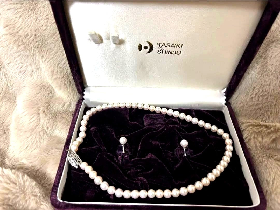 Tasaki pearl necklace and matching earrings set with lustrous white pearls and silver clasps