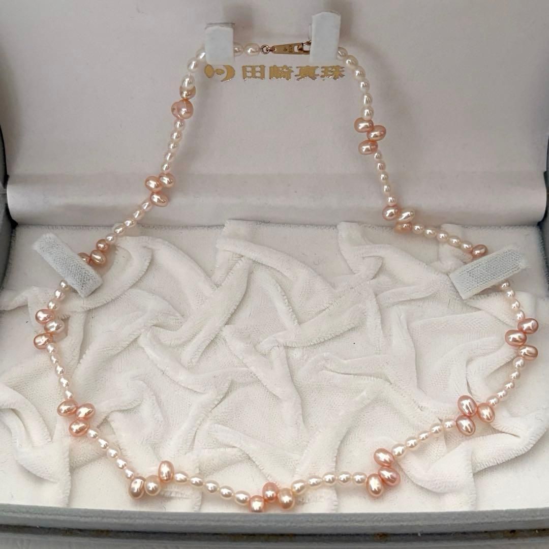 Close-up of 393 Tasaki K18 gold necklace with pearls measuring 47.5 cm length