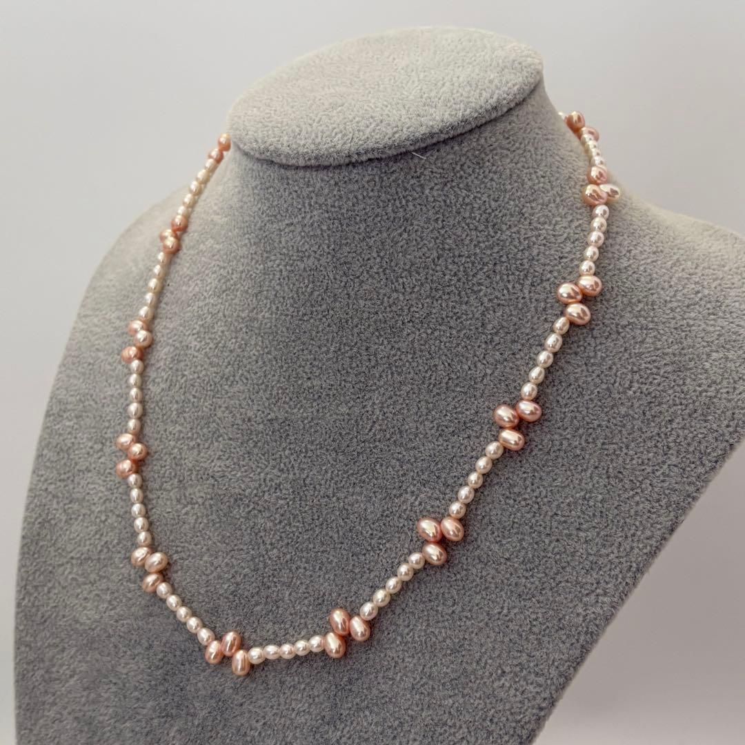 Close-up of 393 Tasaki K18 gold necklace with pearls measuring 47.5 cm length