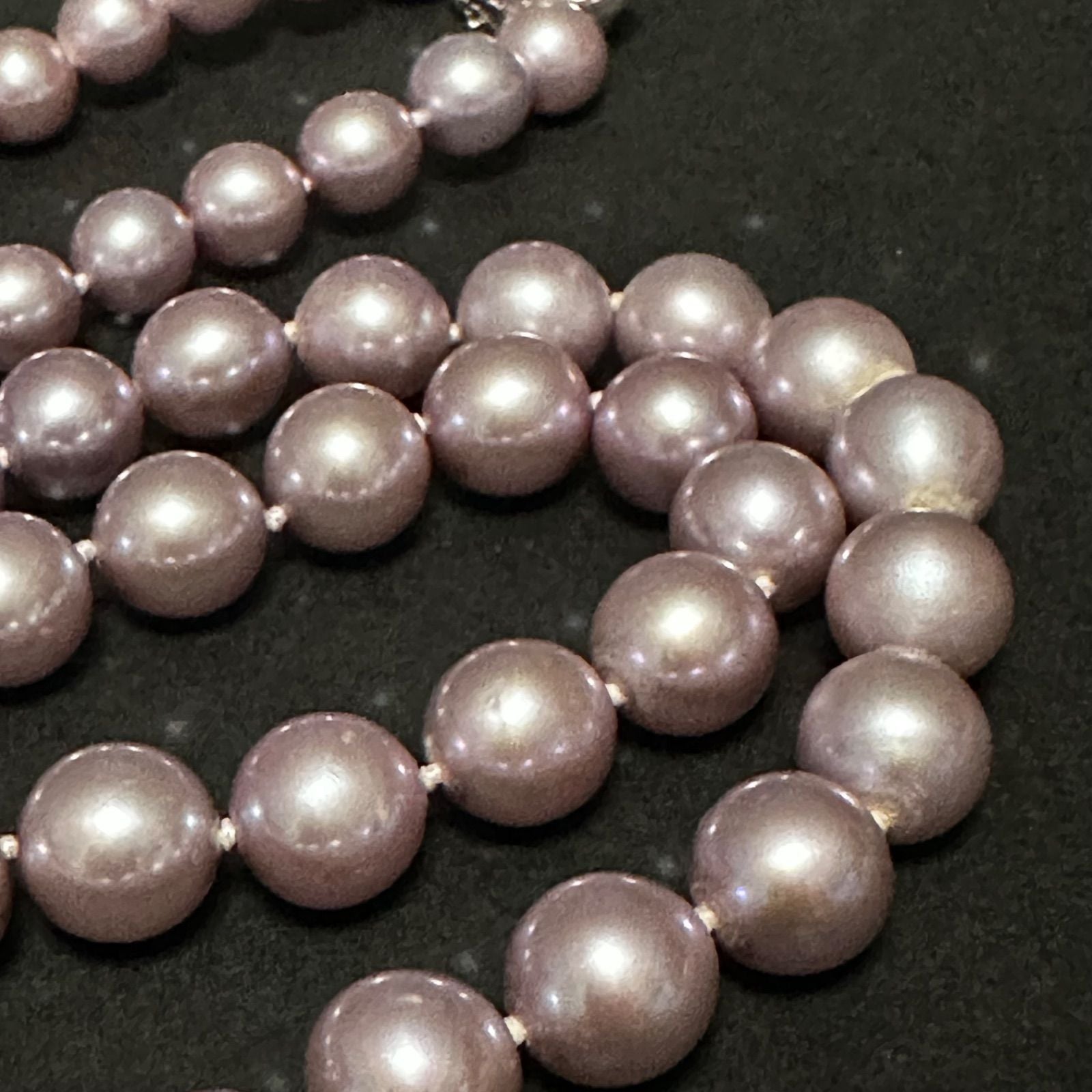 Tasaki purple pearl necklace with silver chain featuring 7.0-8.1mm pearls measuring 95cm in length