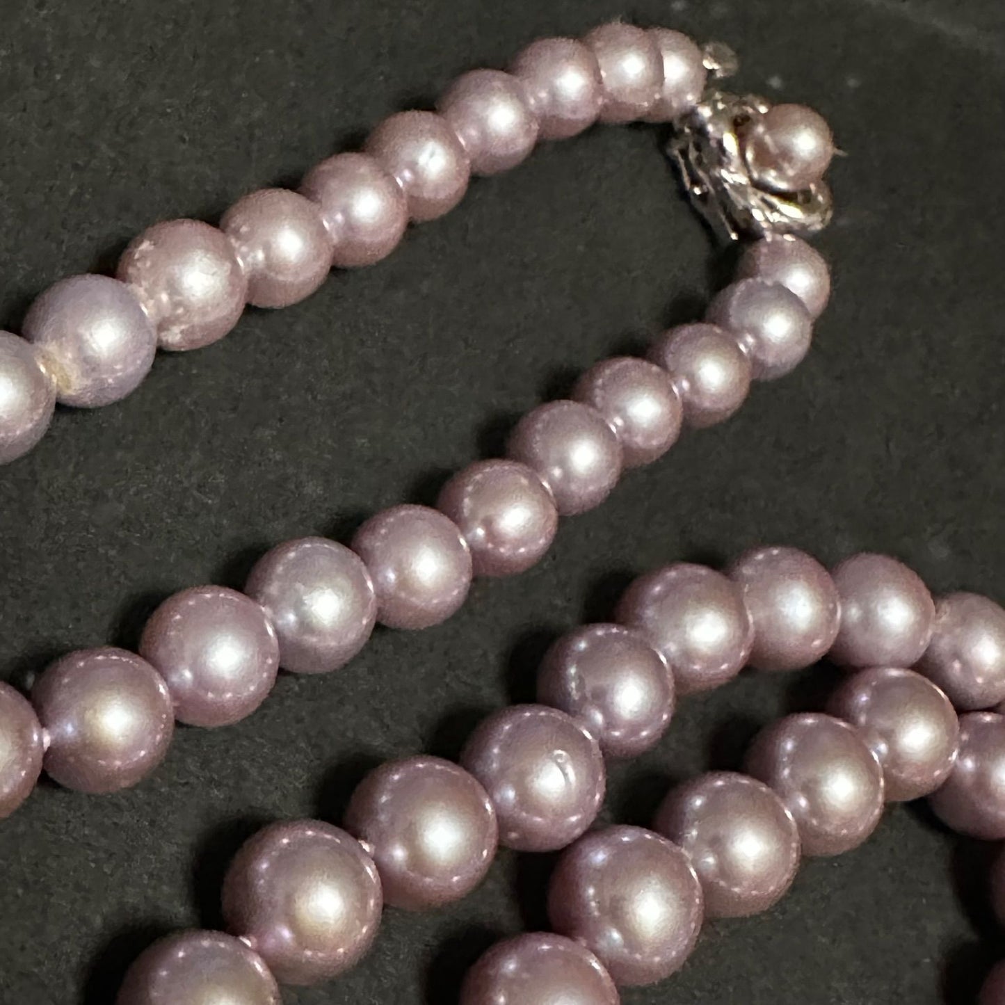 Tasaki purple pearl necklace with silver chain featuring 7.0-8.1mm pearls measuring 95cm in length