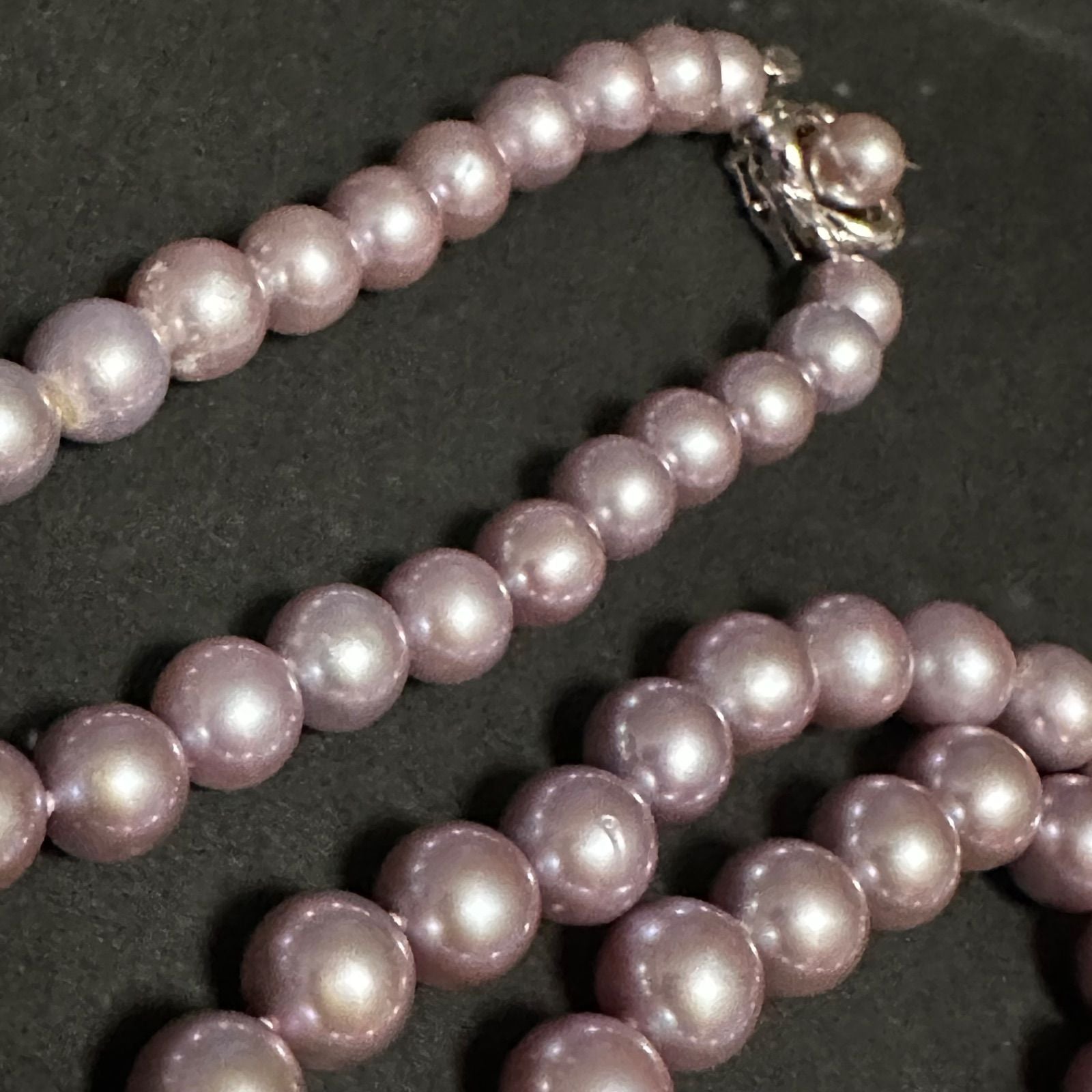 Tasaki purple pearl necklace with silver chain featuring 7.0-8.1mm pearls measuring 95cm in length