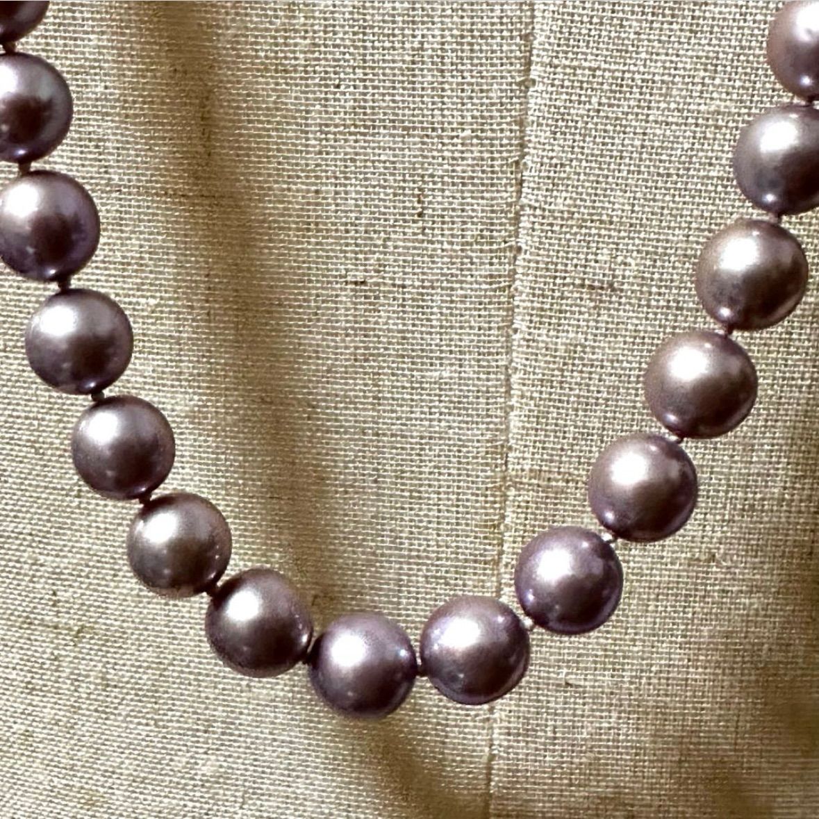 Tasaki purple pearl necklace with silver chain featuring 7.0-8.1mm pearls measuring 95cm in length