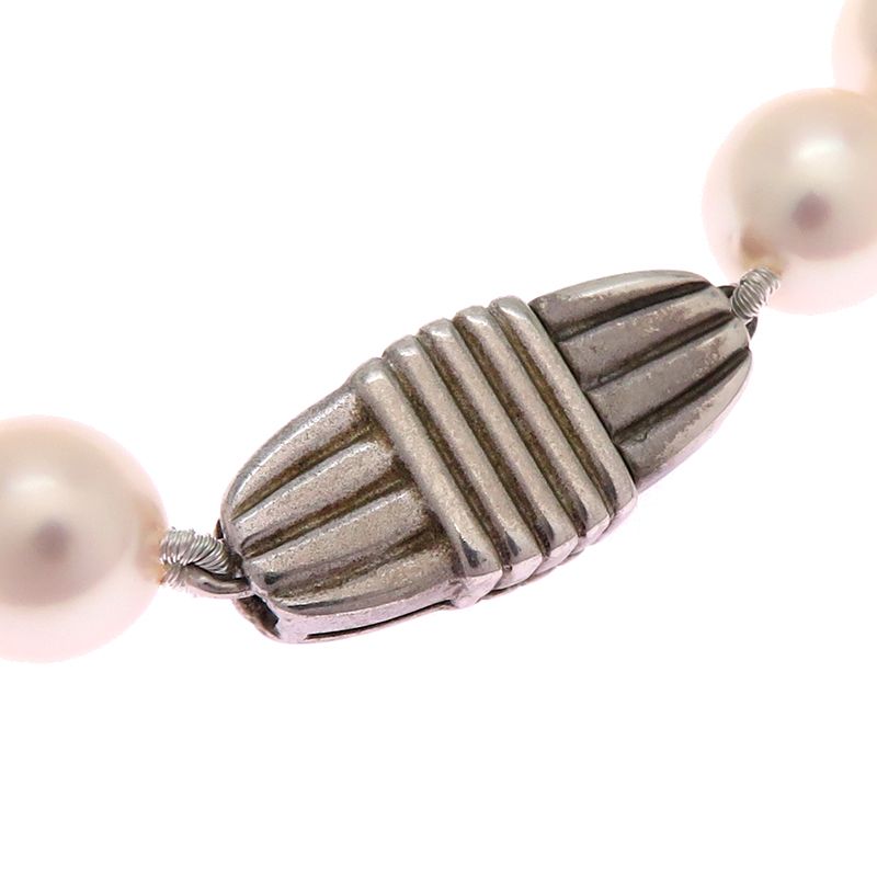 Mikimoto necklace featuring 7.0 to 7.5 mm pearls on a 43 cm K18 white gold and silver chain