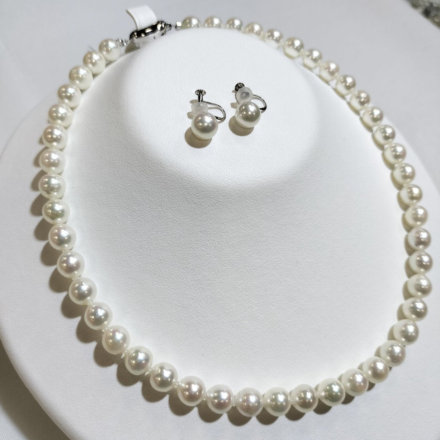 K18WG Akoya Pearl Set with 8-8.5mm pearls and 44cm white gold necklace