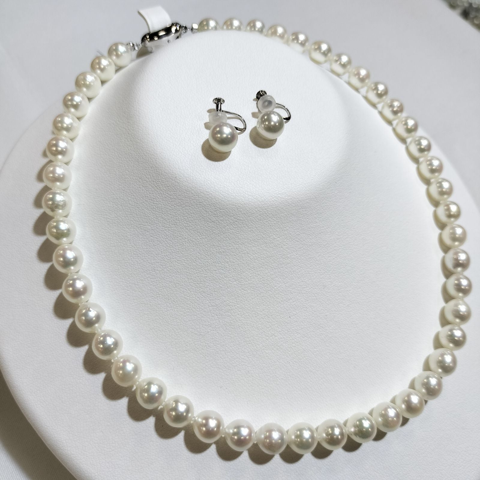 K18WG Akoya Pearl Set with 8-8.5mm pearls and 44cm white gold necklace