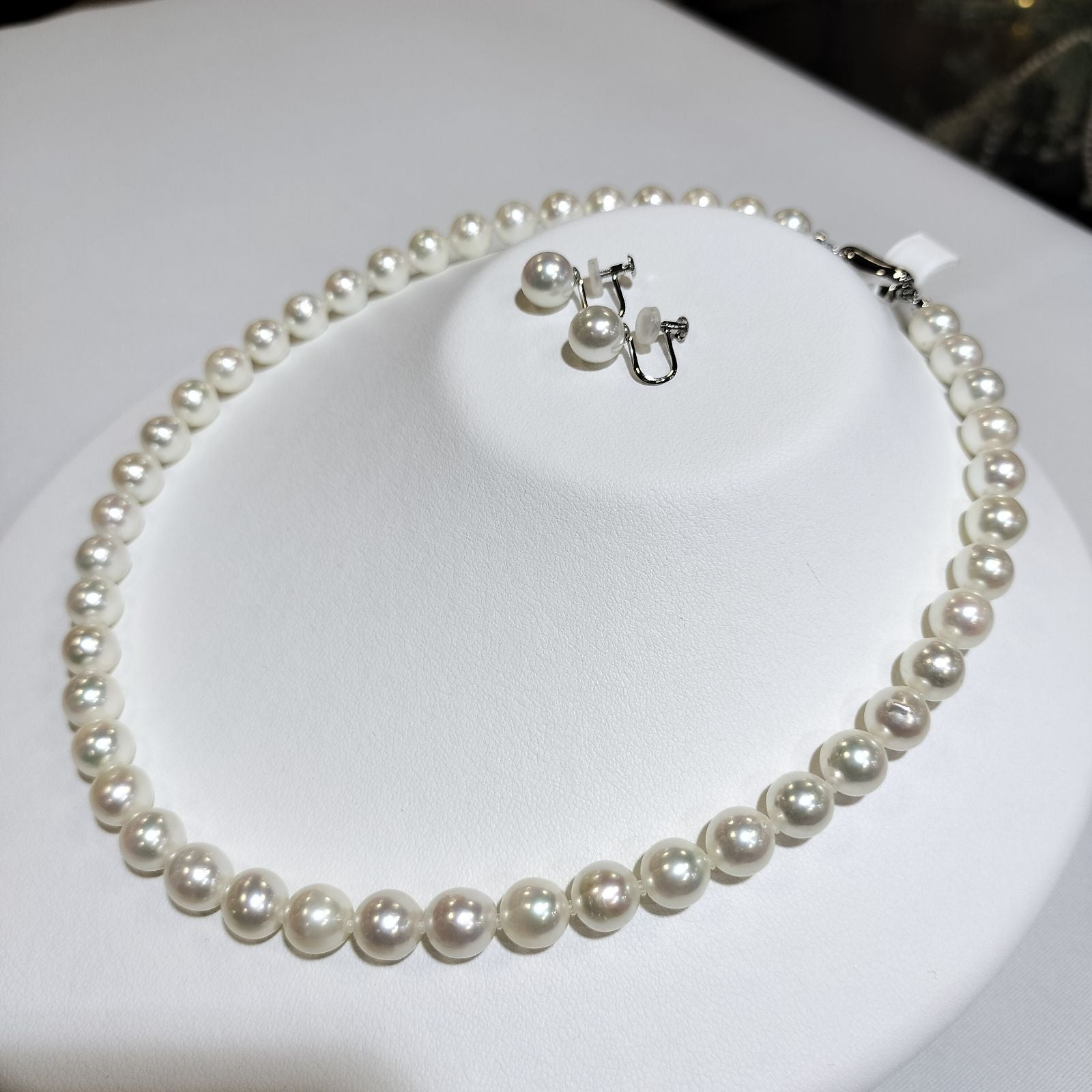 K18WG Akoya Pearl Set with 8-8.5mm pearls and 44cm white gold necklace