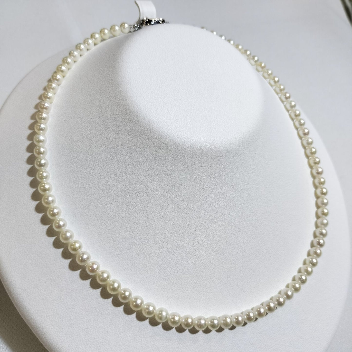 Akoya pearl necklace with 5-5.5 mm white pearls, 55 cm length, displayed on a white background